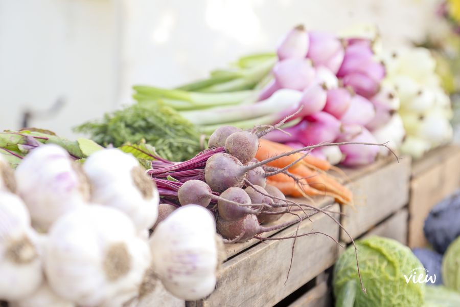 Mid-Vancouver Island spring ad summer markets